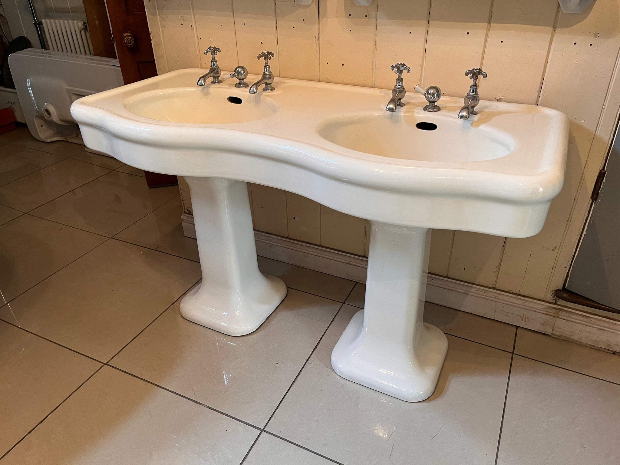 Vintage French Double Basin on Twin Pedestals C.1920 by Etablissment Porcher, Paris.