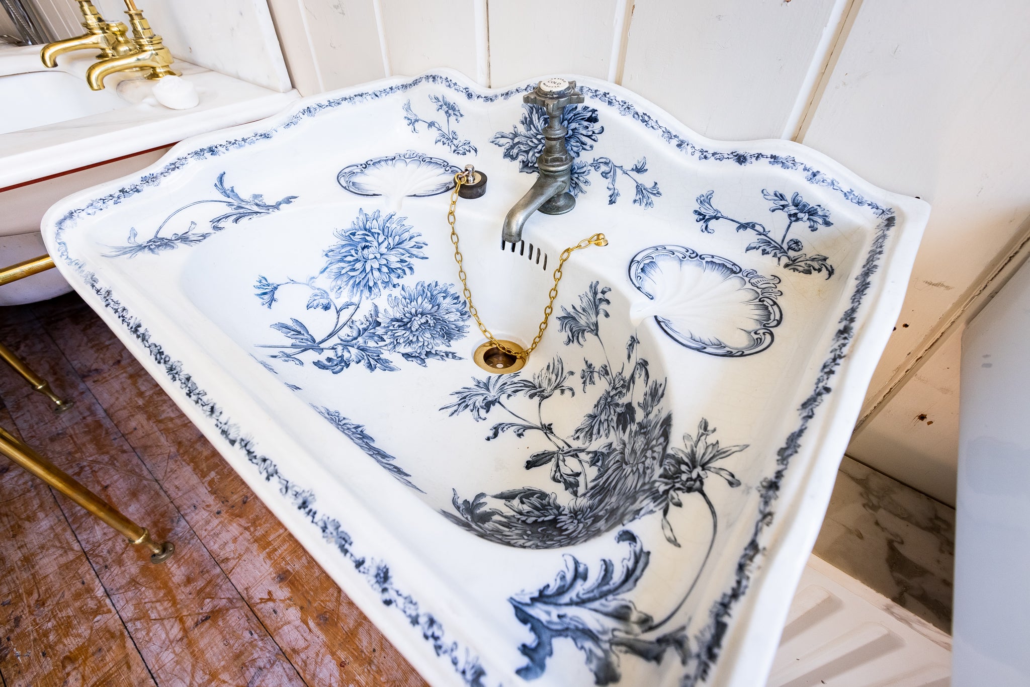 victorian blue transfer basin on a brass stand c.1890