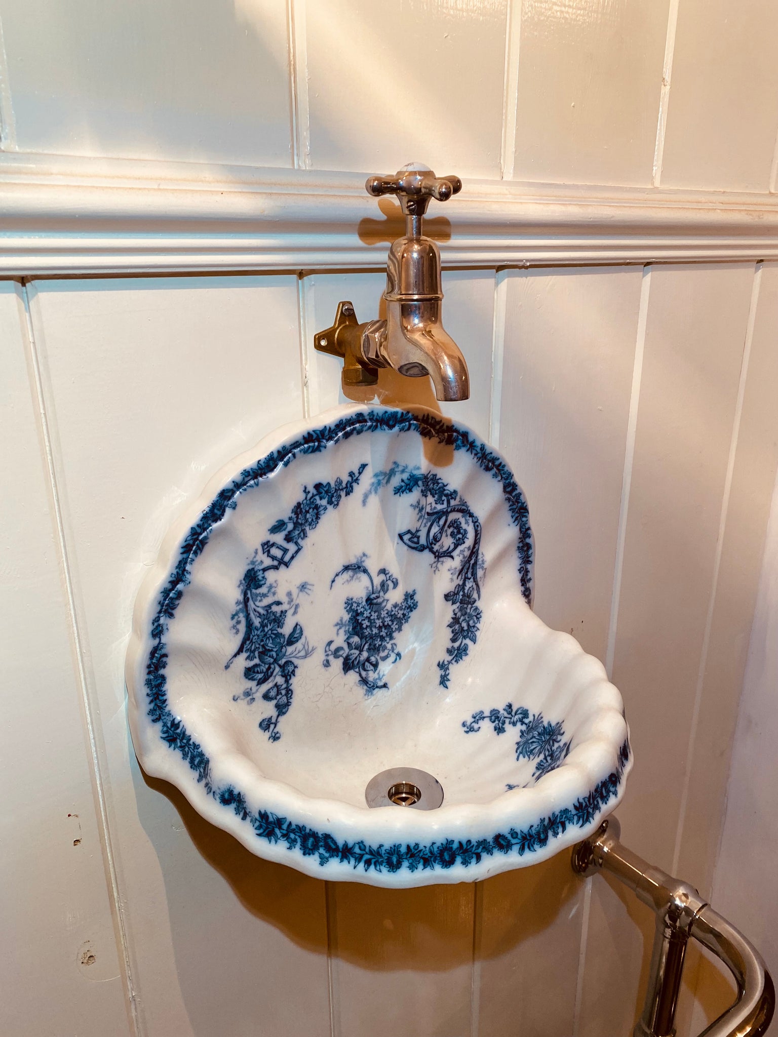 compact blue transfer cloakroom basin by couldon c.1880