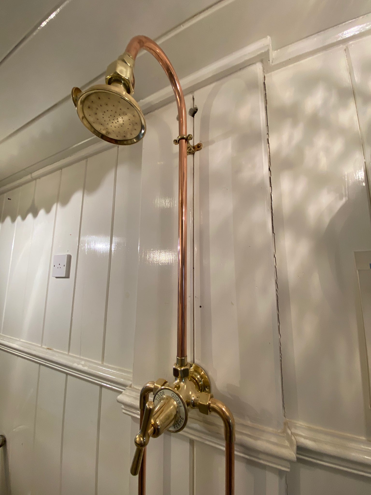 reversible french/english wall-fixing thermostatic shower c. 1950