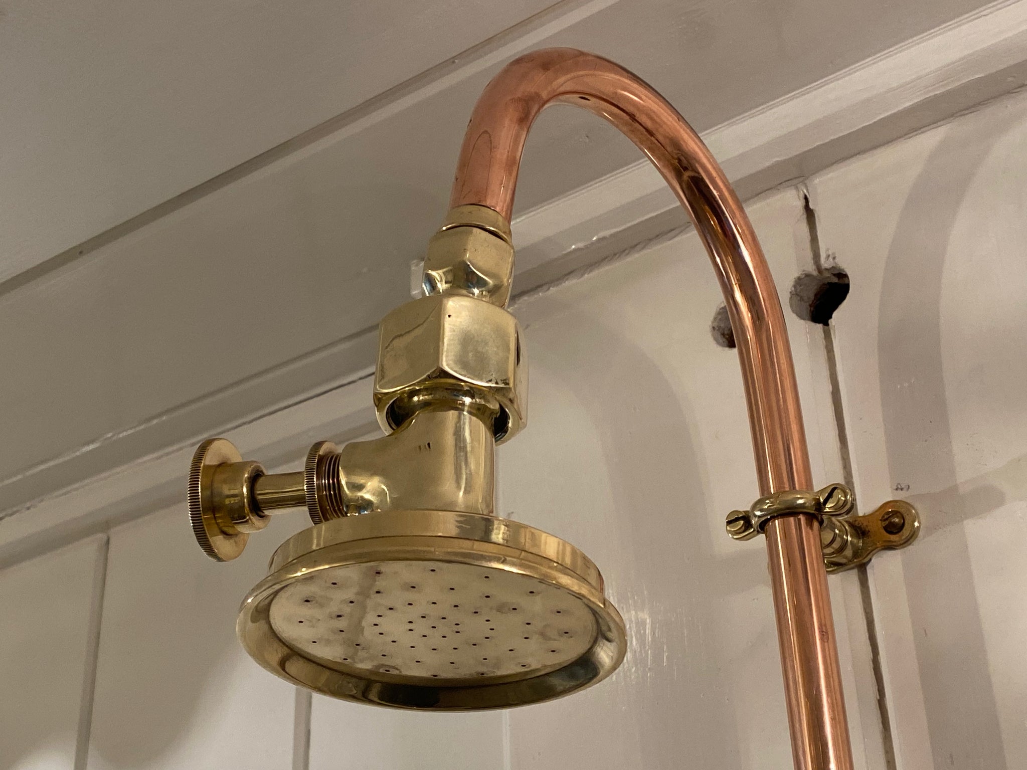reversible french/english wall-fixing thermostatic shower c. 1950