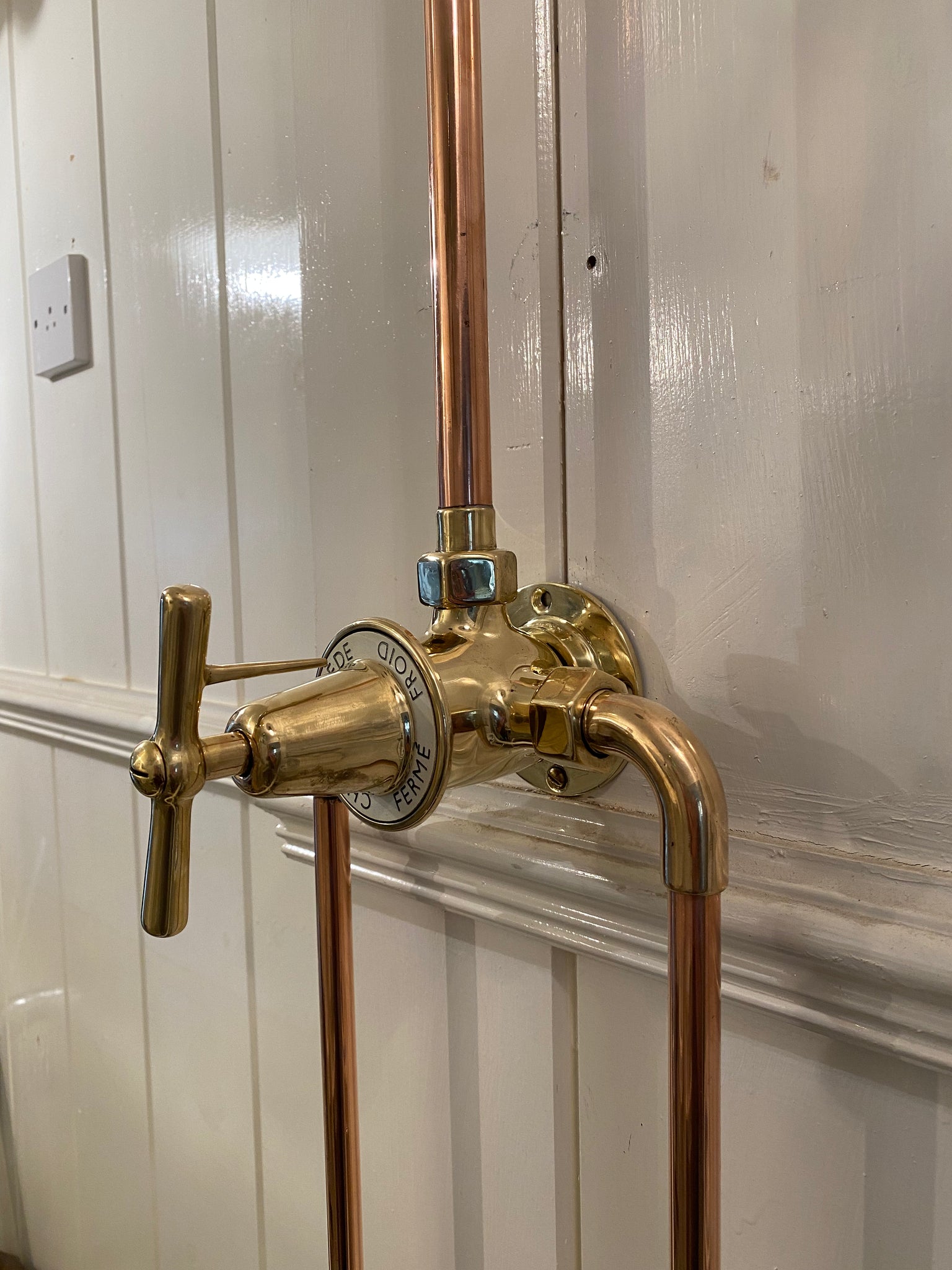 reversible french/english wall-fixing thermostatic shower c. 1950