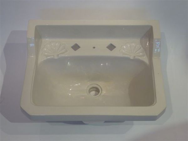deco claokroom basin with victorian scallop soap dishes c.1910